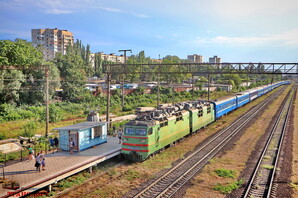 Внаслідок російського обстрілу на залізниці затримуються поїзди