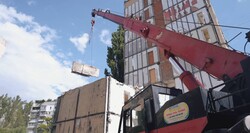 В Одесі почався капремонт пошкодженої рашистами багатоповерхівки