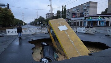 "Какой толк в таких потрясающих вещах, как потопы и наводнения, если тебе не с кем даже о них поговорить?"