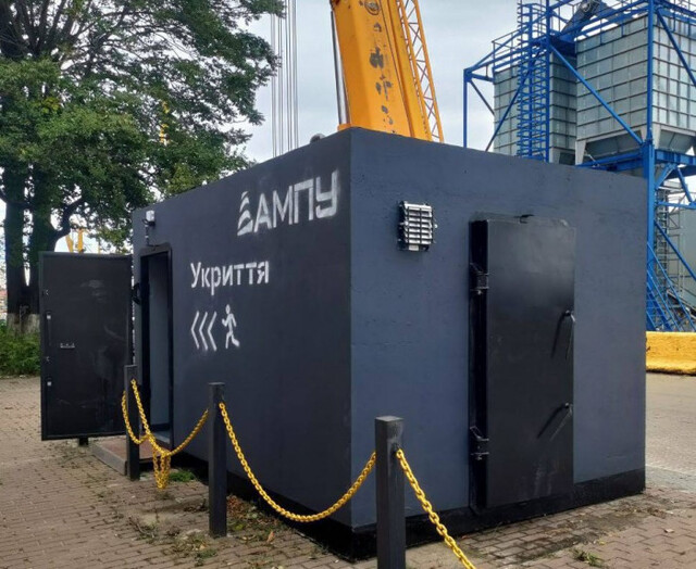 В порту Одеси продовжують монтувати мобільні укриття