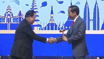 "Возьмемся за руки, друзья, чтоб не пропасть поодиночке..." (Булат Окуджава о главном принципе глобализации)