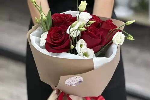 Що подарувати мамі на день народження: гід зі 100+ ідеями