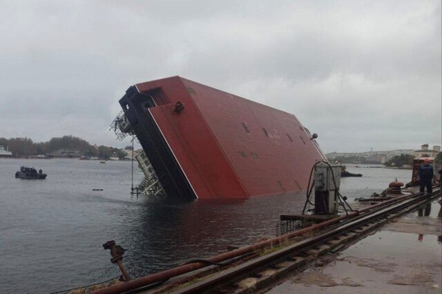 У окупованому Севастополі перекинувся плавучий кран