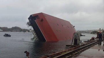 У окупованому Севастополі перекинувся плавучий кран