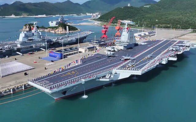Китай офіційно включив до складу флоту авіаносець "Фуцзянь"