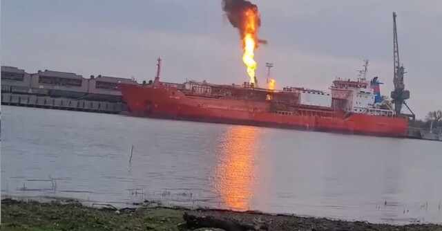 В Ізмаїлі палає танкер-газовоз, який уразили росіяни