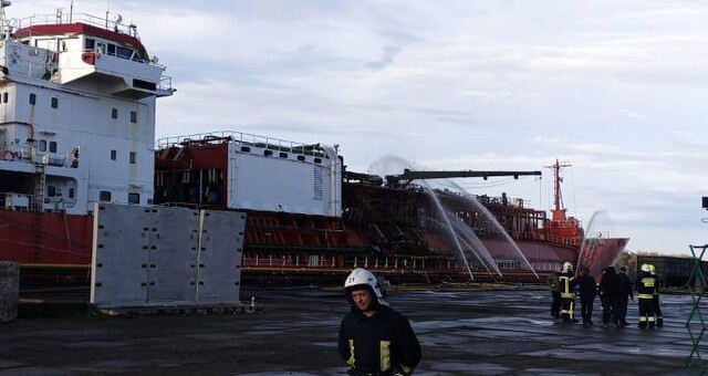 У Ізмаїлі погасили пожежу на танкері-газовозі