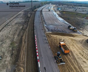 Як на трасі Одеса - Рені будують майданчик для "дальнобоїв"