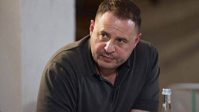 "Стрельцы сбросили с крыльца ближнего боярина Матвеева и изрубили его на куски..."