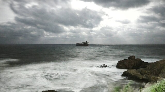 "И все-таки море останется морем и им никогда не прожить без морей..." (просто песня)