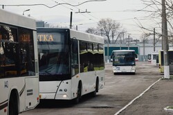 Передані Одесі автобуси вже випробували, але на маршрутах їх ще немає