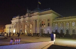 Залізничні вокзали в Одесі та інших містах зменшили підсвітку і працюють як пункти незламності