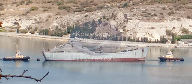 Окупанти у Севастополі буксирують небоєздатний десантний корабель