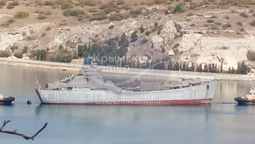 Окупанти у Севастополі буксирують небоєздатний десантний корабель