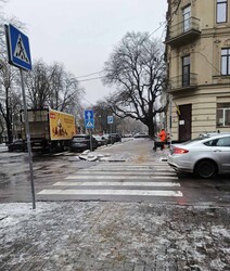 В Одесі вирує негода: місто вкрилося ожеледицею