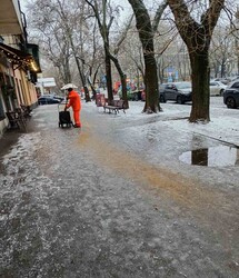В Одесі вирує негода: місто вкрилося ожеледицею
