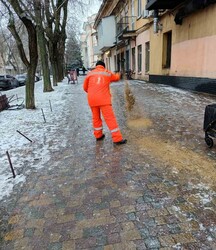 В Одесі вирує негода: місто вкрилося ожеледицею