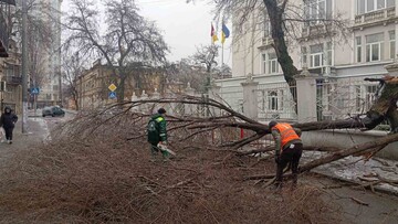 В Одесі вирує негода: місто вкрилося ожеледицею