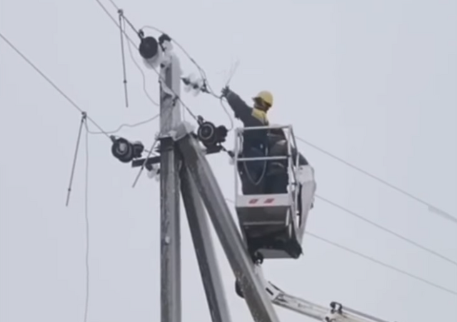 В Одеській області через негоду все ще тисячі людей залишаються без світла