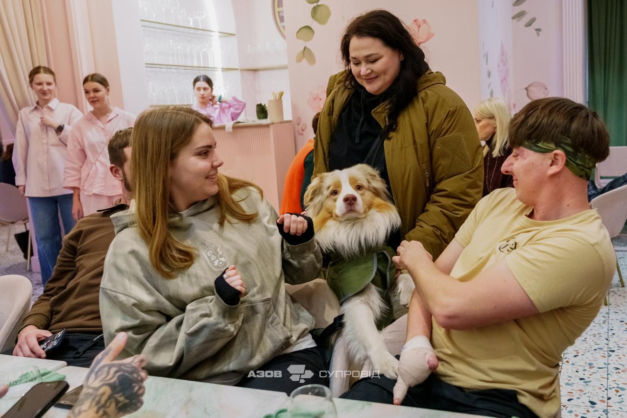 Зустріч ГО Азов Супровід: військовий, родина та собака емоційної підтримки під час живого спілкування у безпечному просторі