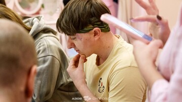 Учасник зустрічі патронатної служби Азову сидить у колі, замислений, у спокійній атмосфері підтримки та неформального спілкування