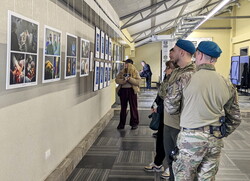 В Одесі відкрилася фотовиставка, що показує емоційний погляд на війну