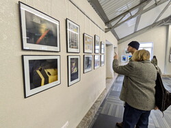 В Одесі відкрилася фотовиставка, що показує емоційний погляд на війну