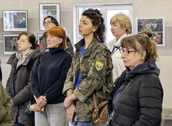 В Одесі відкрилася фотовиставка, що показує емоційний погляд на війну
