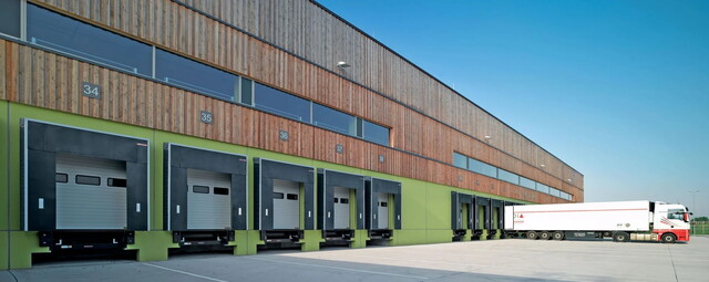 Перевантажувальна техніка для складу: що впливає на безпеку і швидкість роботи