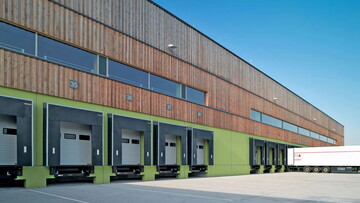 Перевантажувальна техніка для складу: що впливає на безпеку і швидкість роботи