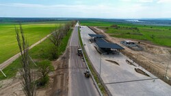 На автодорозі Одеса - Рені будують майданчик для вантажівок