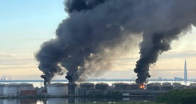 На росії уражено нафтові та військові об'єкти у Петербурзі і Кронштадті