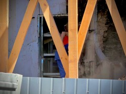 В Одесі почали відновлювати пошкоджений росіянами старий будинок на Єврейській