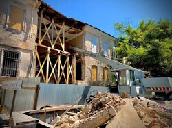 В Одесі почали відновлювати пошкоджений росіянами старий будинок на Єврейській