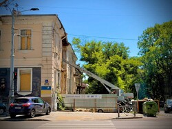 В Одесі почали відновлювати пошкоджений росіянами старий будинок на Єврейській