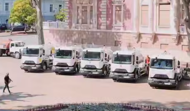 Одеса отримала 8 спецмашин для очистки каналізації