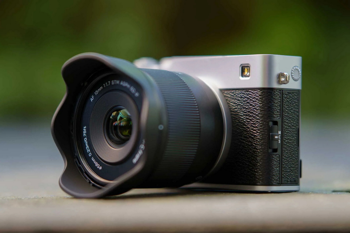 Об'єктив Viltrox AF 15mm f/1.7 Air з пелюстковою блендою крупним планом на сріблястій тушці Fujifilm
