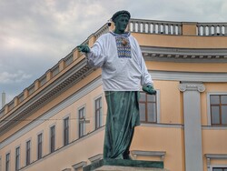 В Одесі відзначили День державного Прапору: Дюк у вишиванці та 35-метровий український стяг