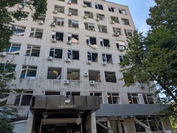 Від російського обстрілу в центрі Одеси пошкоджено школи і офісні центри