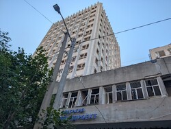 Від російського обстрілу в центрі Одеси пошкоджено школи і офісні центри