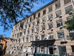Від російського обстрілу в центрі Одеси пошкоджено школи і офісні центри