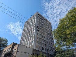 Від російського обстрілу в центрі Одеси пошкоджено школи і офісні центри