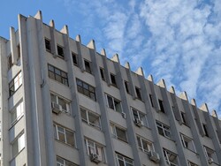 Від російського обстрілу в центрі Одеси пошкоджено школи і офісні центри