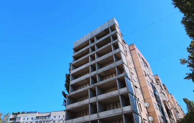 В Одесі відновлюють пошкоджену російським шахедом дев'ятиповерхівку