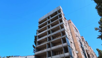 В Одесі відновлюють пошкоджену російським шахедом дев'ятиповерхівку