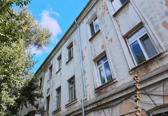 В Одесі відновлюють після російських обстрілів старий будинок у Пересипському районі